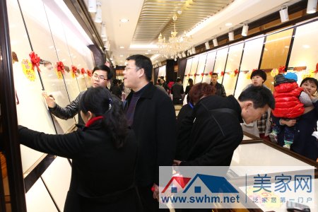 济宁鹰牌陶瓷奢瓷壹号馆开业促销活动参观选购的消费者