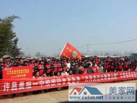 爱心人士将物资和现金捐赠孤儿院,现场合影留念