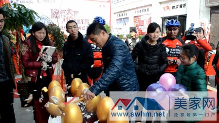 业主现场下订砸金蛋赢大奖