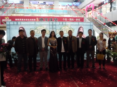 图2 明星与众嘉宾合照