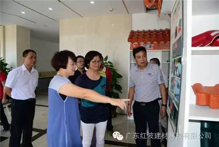 政协代表、企业管理人员代表参观红波产品展厅