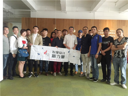 设计游学团与设计师于强合影