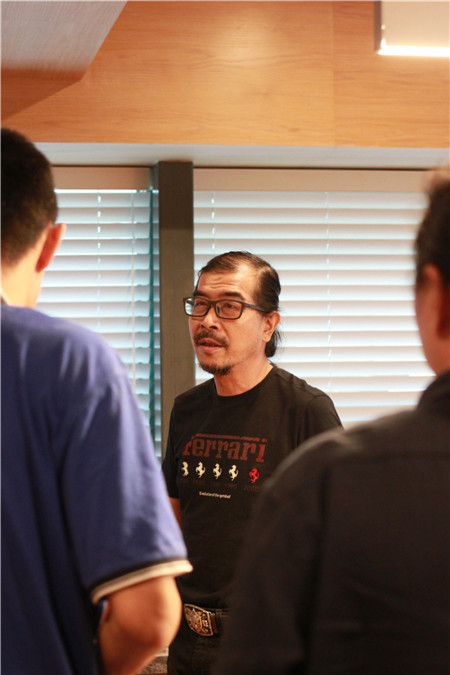 设计师邱春瑞与设计游学团交流