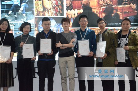 罗浮宫陶瓷CEO杨宏波为设计师颁发《结业证书》