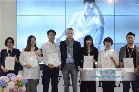 德国色彩专家Jan Tuschen 简•图森为设计师颁发《结业证书》