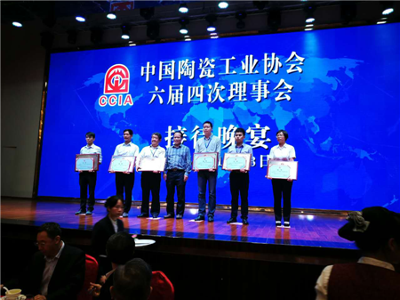 蒙娜丽莎集团代表上台接受颁奖(右一)