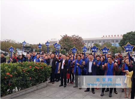 经销商列好方阵准备入场