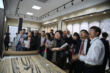 QD经销商在展厅内品赏中国风新产品