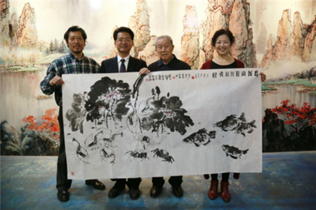 蒙娜丽莎集团董事张旗康、艺术总监陈捷与齐亮夫及其女儿在瓷艺馆合影