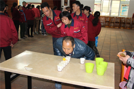 游戏“快乐吹滚兵乓球”