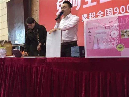 李总现场展示大将军陶瓷产品
