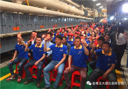 南总给生产基地员工派发开工利是
