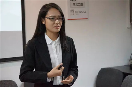 冠珠陶瓷资深培训讲师黄明霞在授课