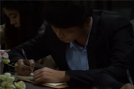 学员在做笔记