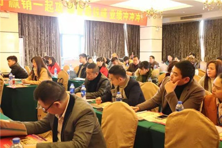 欧美陶瓷合作伙伴们认真记录着满满的干货