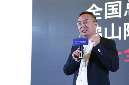 君智集团董事长谢伟山老师上台作《如何做到高端》的主题发言