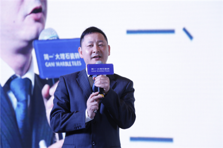 国内营销总经理邱文胜作《2016总结与2017品牌规划与布局》报告