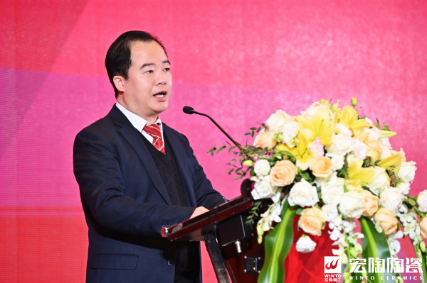 经理梁慧才,佛山市陶瓷行业协会秘书长尹虹,宏陶陶瓷品牌总经理曹刚毅