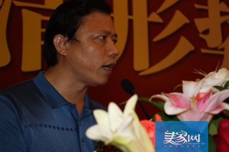 太阳陶瓷董事长胡毅恒发表讲话