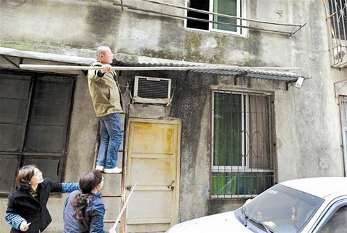 武汉一社区突下“钱雨” 飘落近万元百元大钞