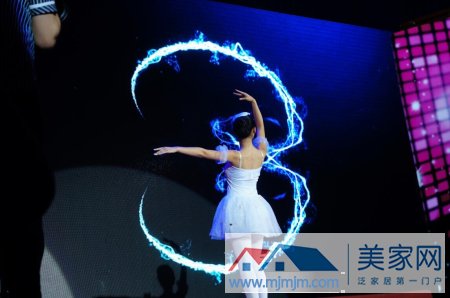 东鹏产品新潮的展示方式赢得满堂喝彩