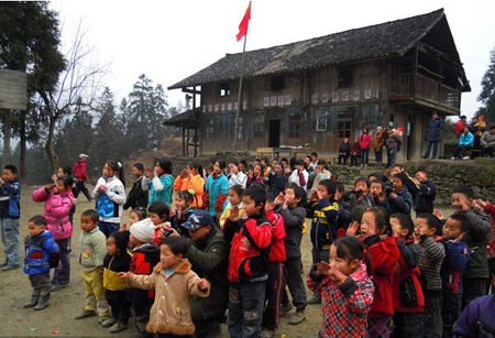 派拉素卫浴寒冬送爱心 温情涌动古蔺山村小学